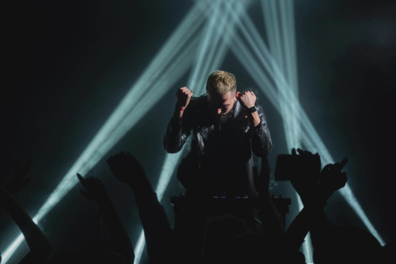 Sessione di mixaggio audio con equalizzatore e analizzatore di spettro