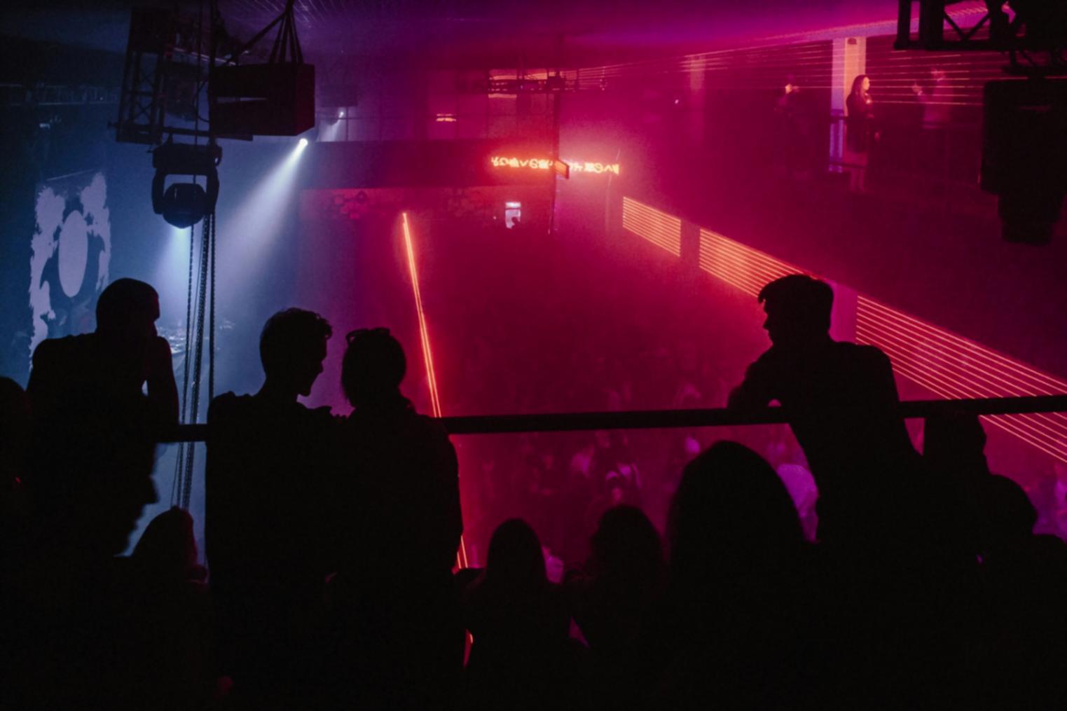 Studio di produzione musicale con strumentazione professionale