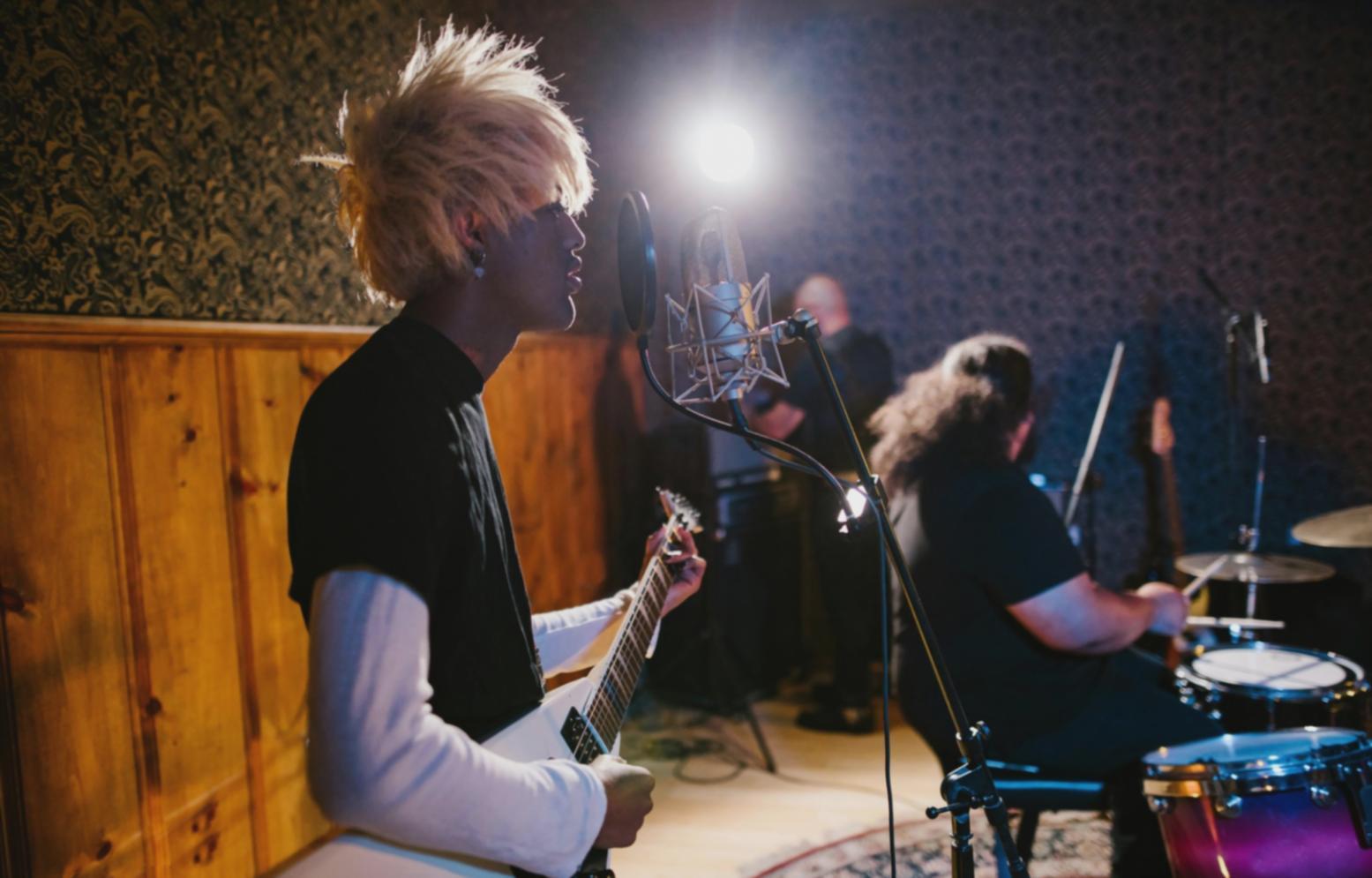 Console mixer e controller MIDI in studio di registrazione