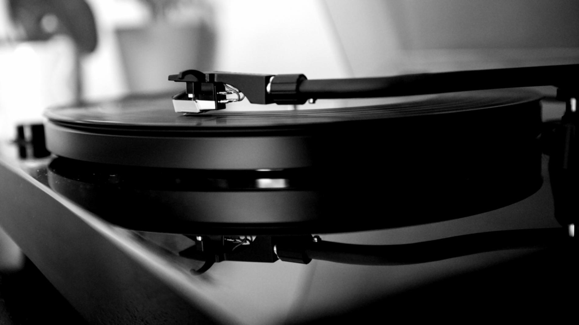 Studio di produzione musicale morviathex con attrezzature professionali e postazione di lavoro